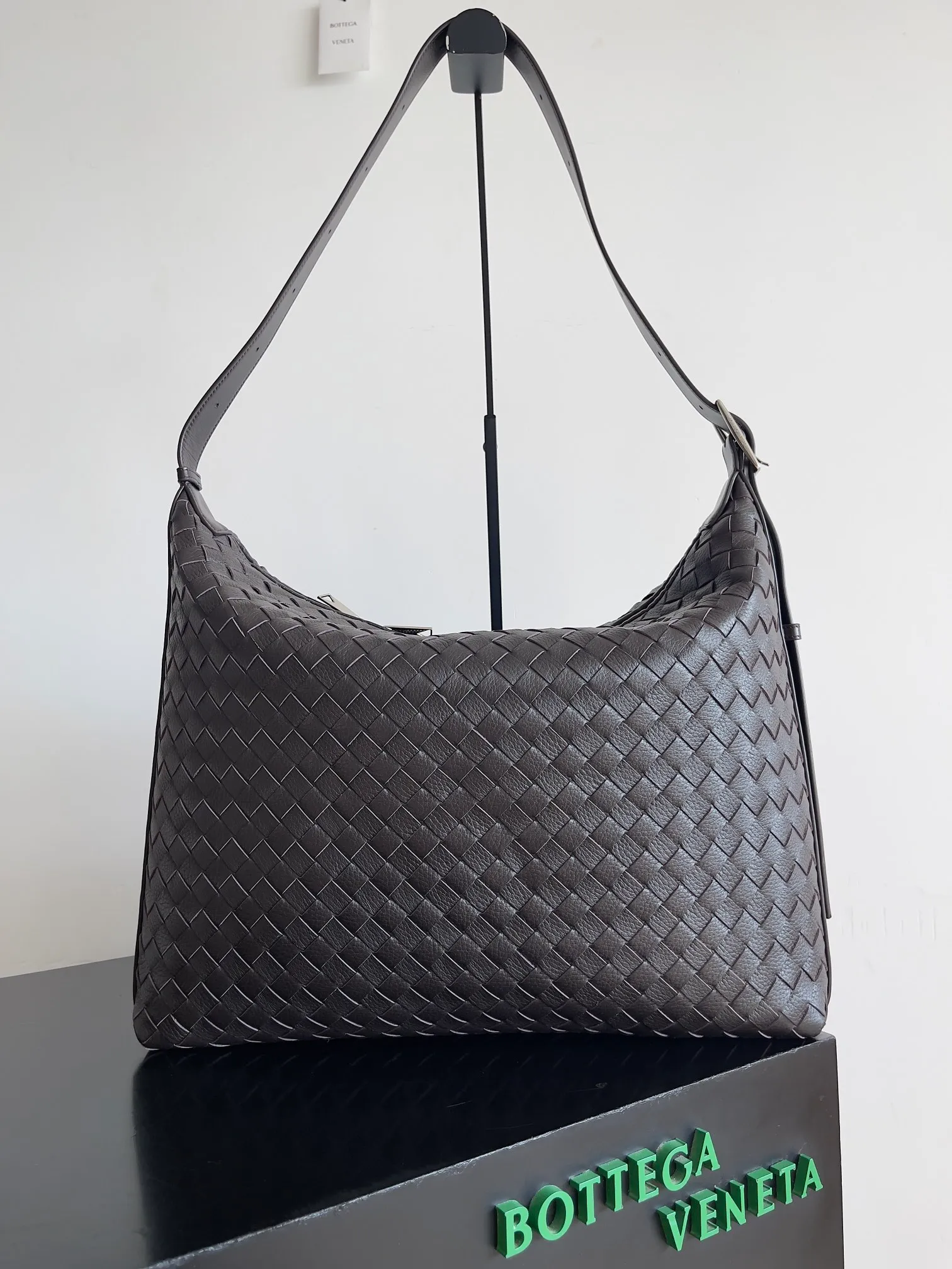 Batch 2800 BOTTEGA VENETA's new Traveler deerskin series is here! The travel season is coming soon, and I believe you must need a large-capacity and simple bag. This new Traveler is very in line with the current travel craze. The whole bag is designed with deerskin and is made of the highest quality leather. It feels tougher to the touch. The super large capacity is suitable for short trips. Traveling with friends and family does not require carrying heavy luggage. It is also very convenient for friends who often travel for work. You can carry two changes of clothes and a computer with you. It also comes with an adjustable shoulder strap to free your hands. Style number: 806974 Size: 44*33*9cm